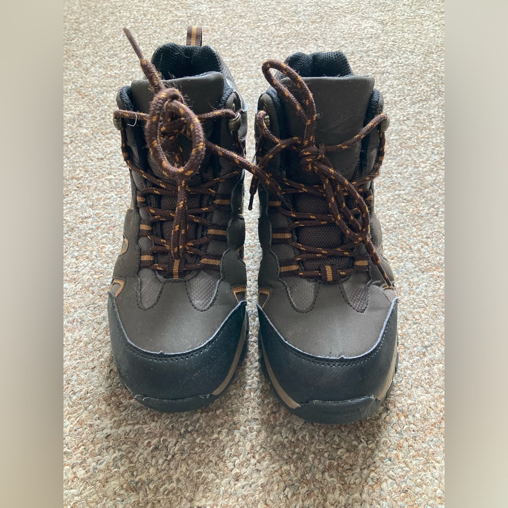 Deerstags waterproof hiking boot, boys size 5